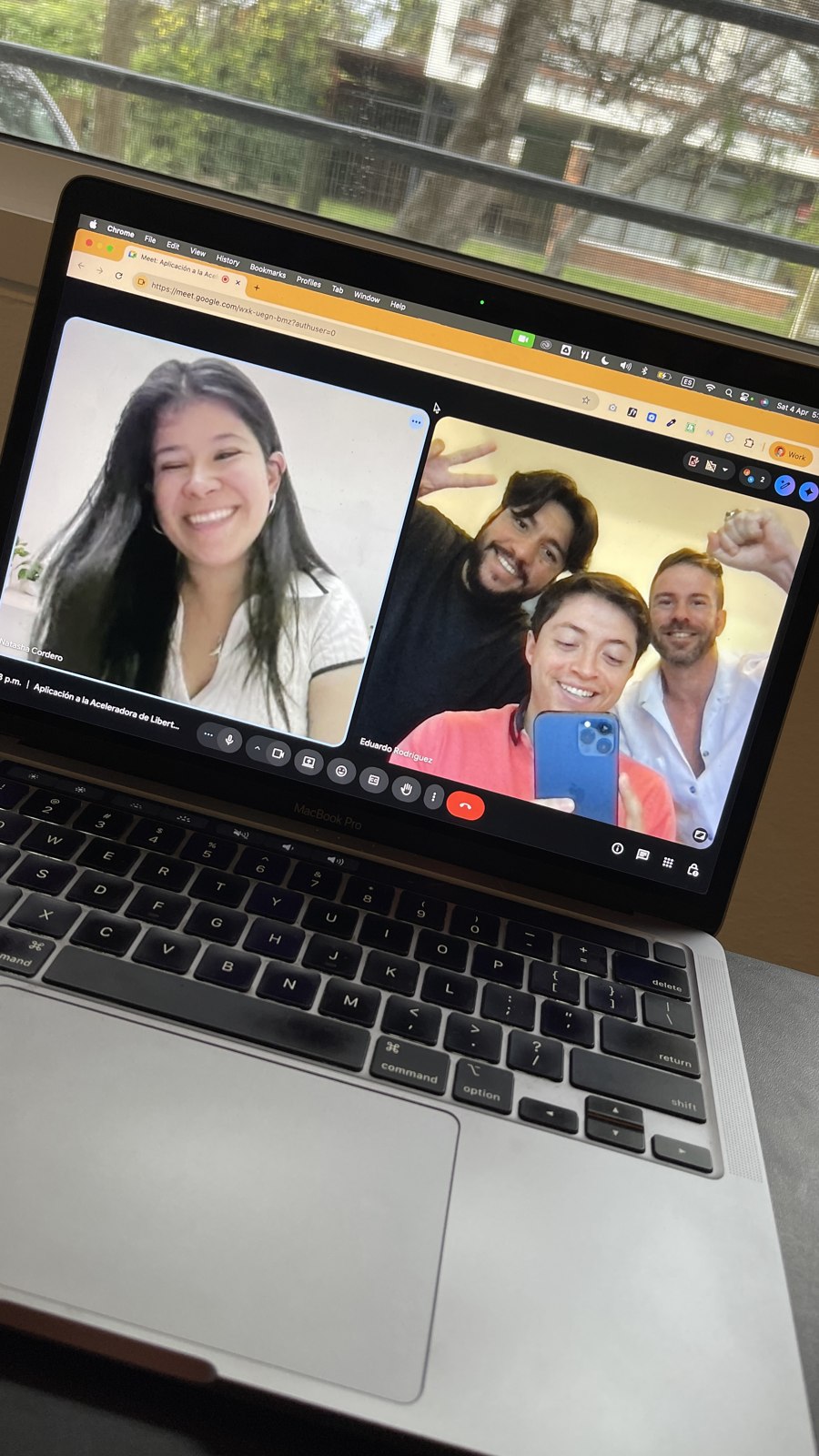 Videollamada de Natasha con tres integrantes del equipo