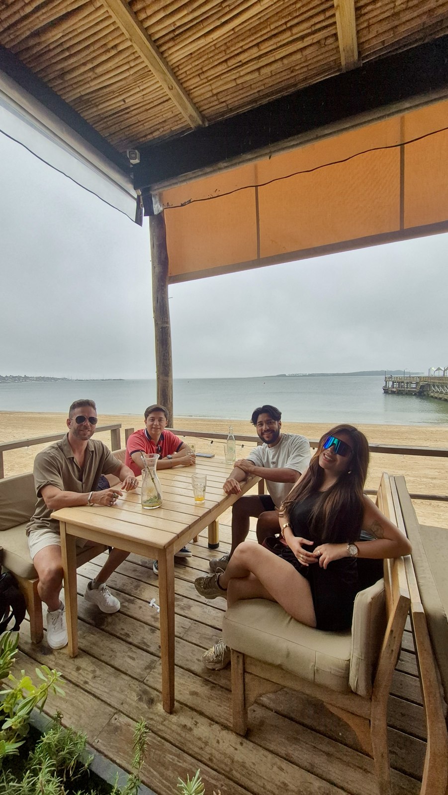 Sharlyn y el equipo, cuatro personas durante un almuerzo
